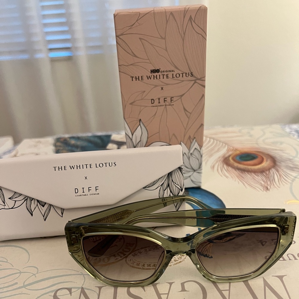 DIFF White Lotus Sunglasses